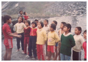 ●山上的孩子們愛歌唱，聲音好聽。