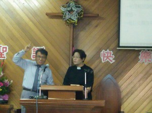為了我能盡意表達信息，以及母語達意，我講華語，牧師傅梅珠翻排灣語。