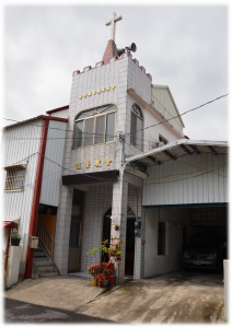 位於屏東縣春日鄉七佳村的佳崇長老教會，與歸崇村相隔一條街為鄰。