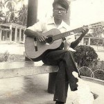 3-2.1977年(民國66年)11月在長興國小實習，校園涼亭的我自娛彈吉他。