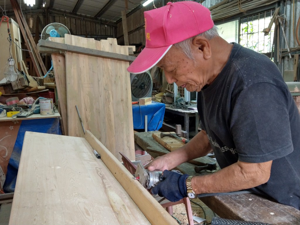 7-5.岳父正製作家父委做廢棄木板(檜木)作長椅