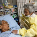 12-12.伉儷情深的賴光雄牧師夫婦師母在加護病房。為不能言語的夫心語、唱夫喜愛的詩歌、禱告。1080503