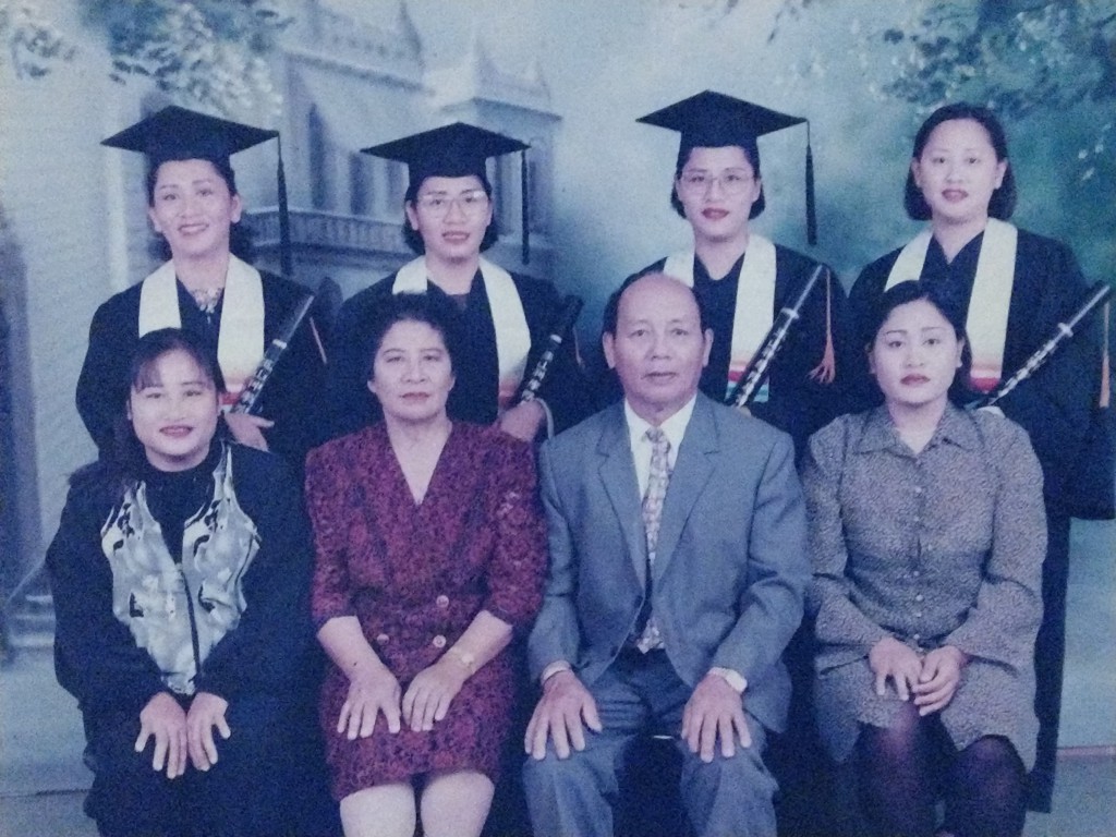 傅信德有六女，後排四位為玉山神學院畢業，左起為傅花香，傅梅花、傅梅珠、傅梅娟。【翻攝自傅家資料照】
