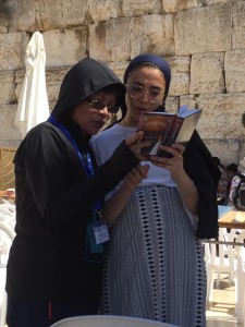 ◆放膽地尋求，感謝這位以色列的姐妹(右)；領我讀10分多鐘的希伯來語聖經。