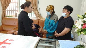 ◆傅梅珠牧師代表佳崇教會慰問師母與女兒並贈教會慰金