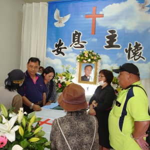 泰武鄉鄉長邱登星賢伉儷、邱多加牧師、賴高玉梅師母前來慰問給勒給勞牧師師母(左一)。
