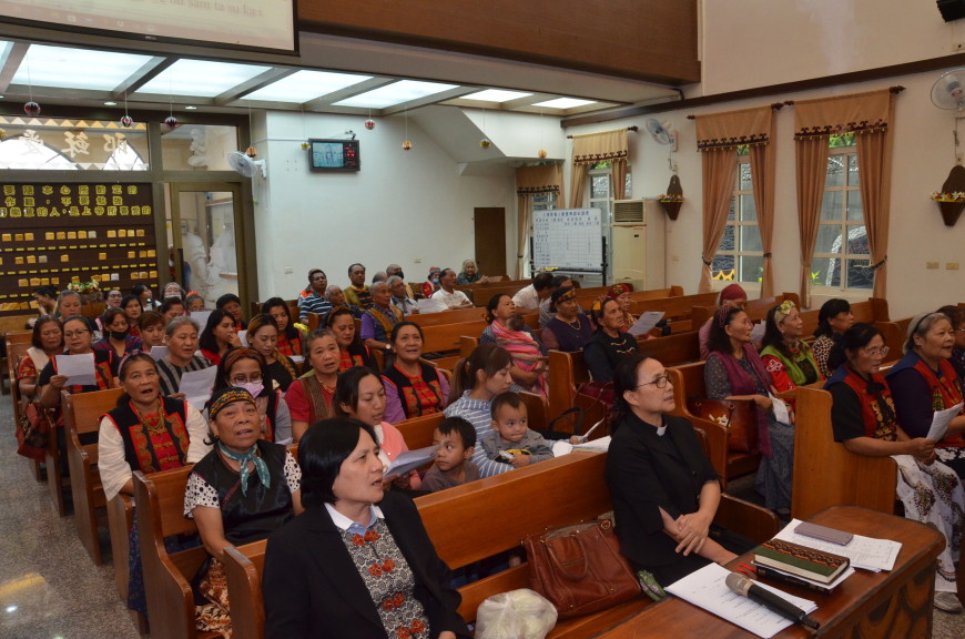 11-9.福音站母會達瓦達旺教會下午禮拜後信徒練歌