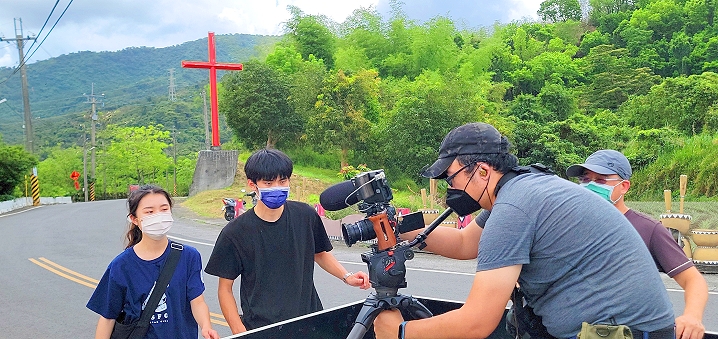 ◆台灣教會公報社拍攝團隊，在比悠瑪部落入口的十架前，導演運作下架設攝影機準備沿路拍攝。攝影/賴約翰 2022/4/23 下午