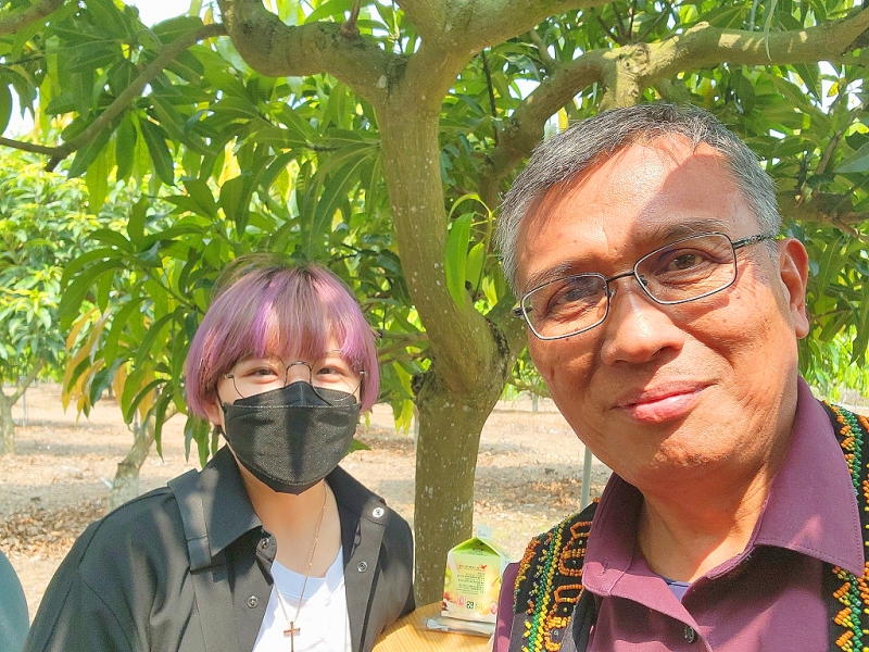 ◆台灣教會公報社記者林婉婷(左)採訪後留影 攝影:賴約翰自拍 2022/04/06(三) 於賴約翰經營的小米園蔬果園